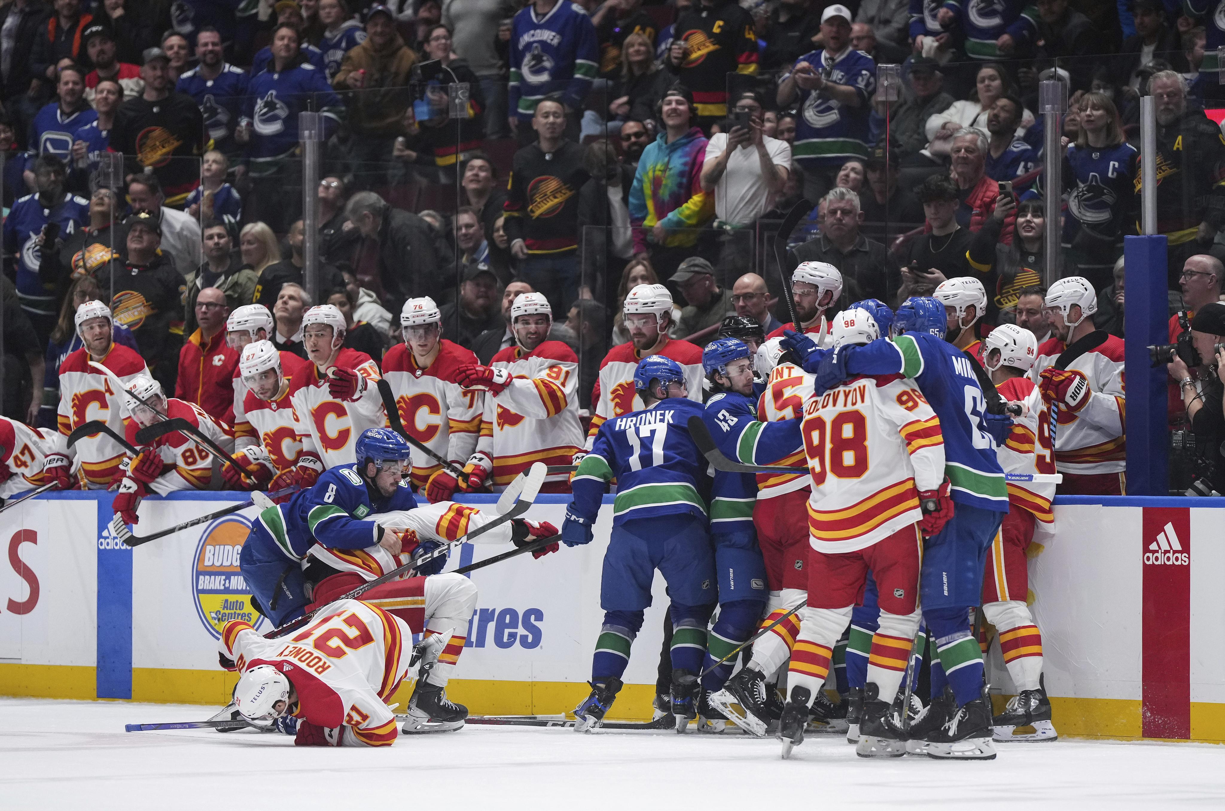 NHL | Za Dva Dny Máte Prázdniny… Hronek Dráždil Hráče Calgary, šel Po ...