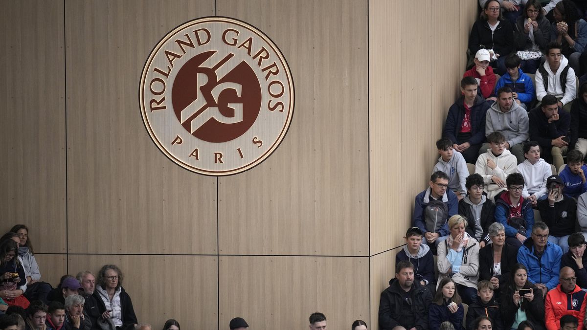 A dost! Budete bez alkoholu. Šéfka French Open trestá fanoušky po excesech