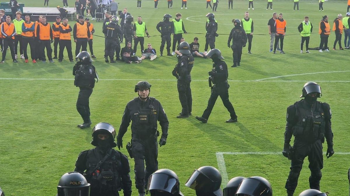 Policie reaguje na nepokoje po finále poháru