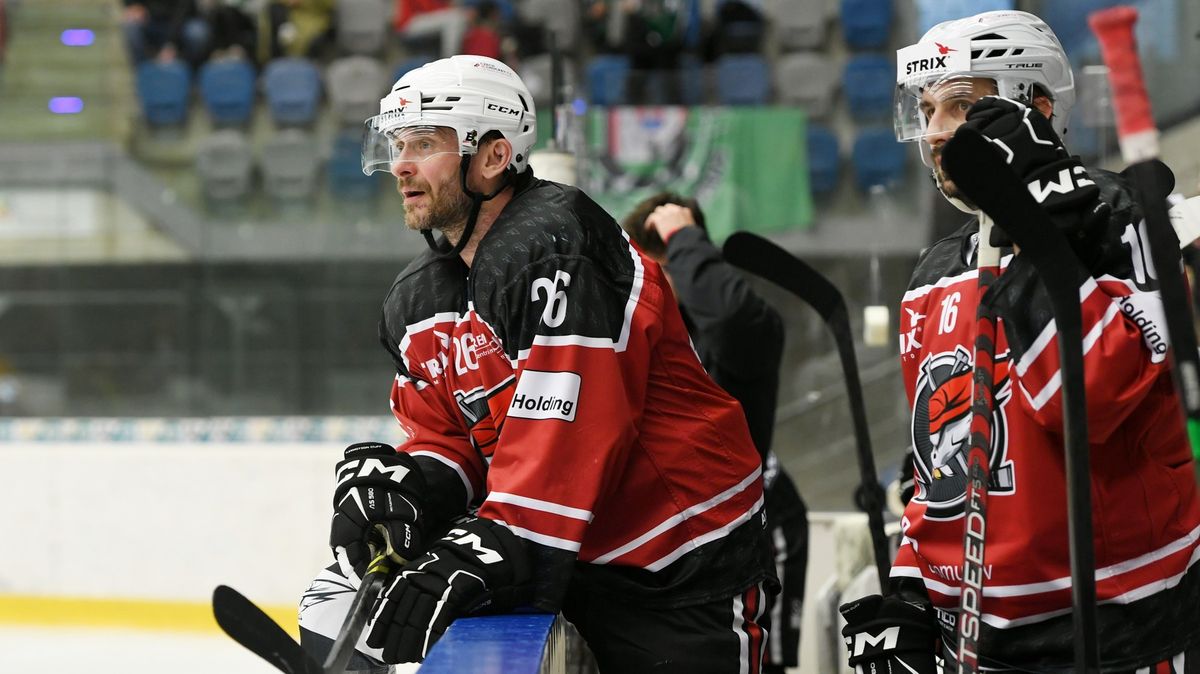 Chomutov se raduje. Nestárnoucí hokejová dvojčata budou pokračovat