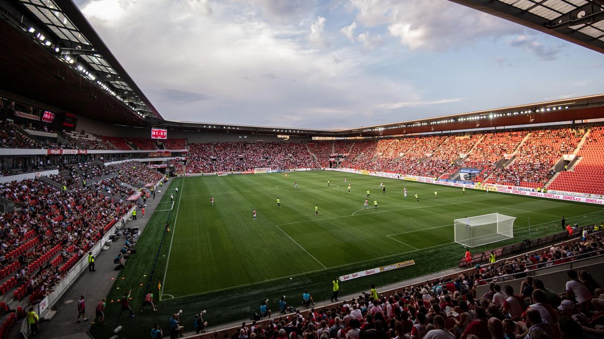 Za špatné parkování odtah. Slavia a Praha 10 budou trestat bezohledné řidiče u stadionu