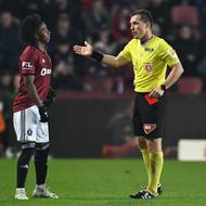 Rozhodčí Ondřej Pechanec tasí červenou kartu pro Angela Preciada
