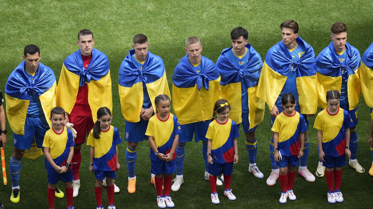S vlajkou na zádech. Ukrajinci při hymně neskrývali slzy