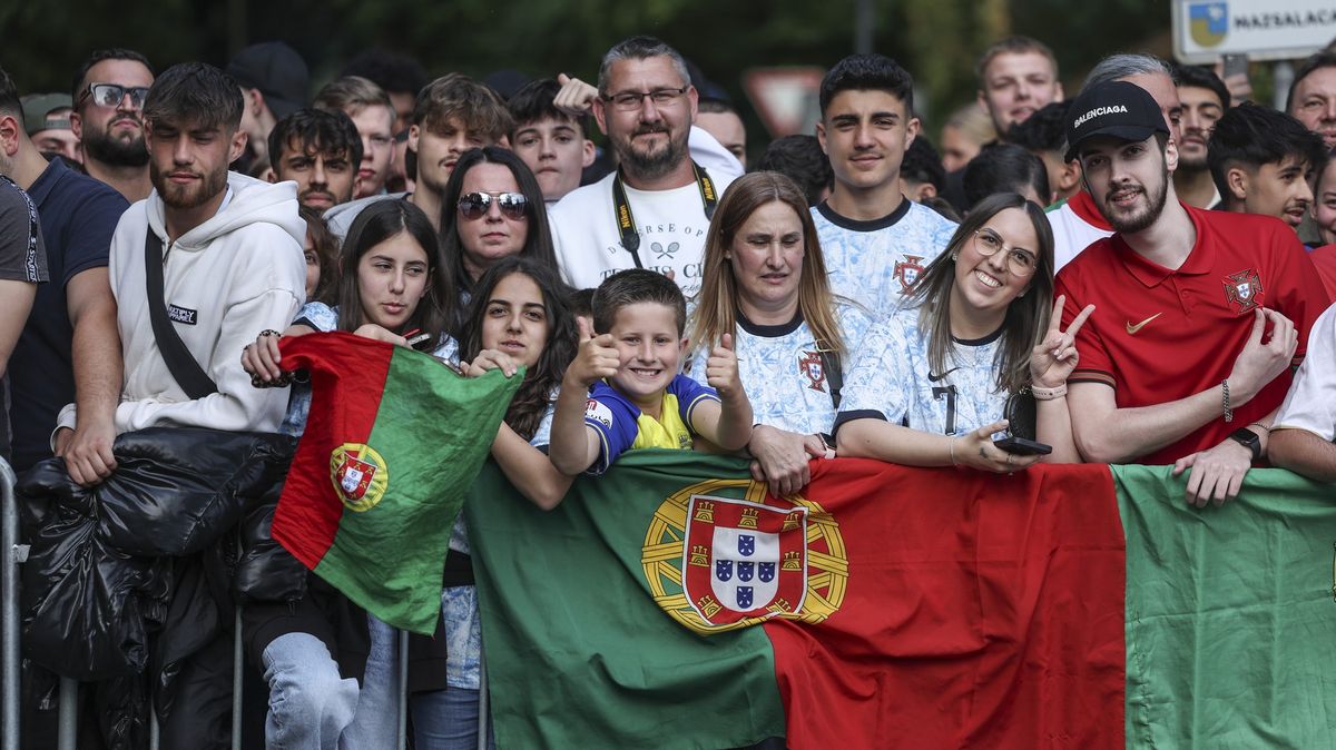 Šílenství po příjezdu Portugalců na Euro! Fanoušci se dobývali do hotelu Ronalda a spol.