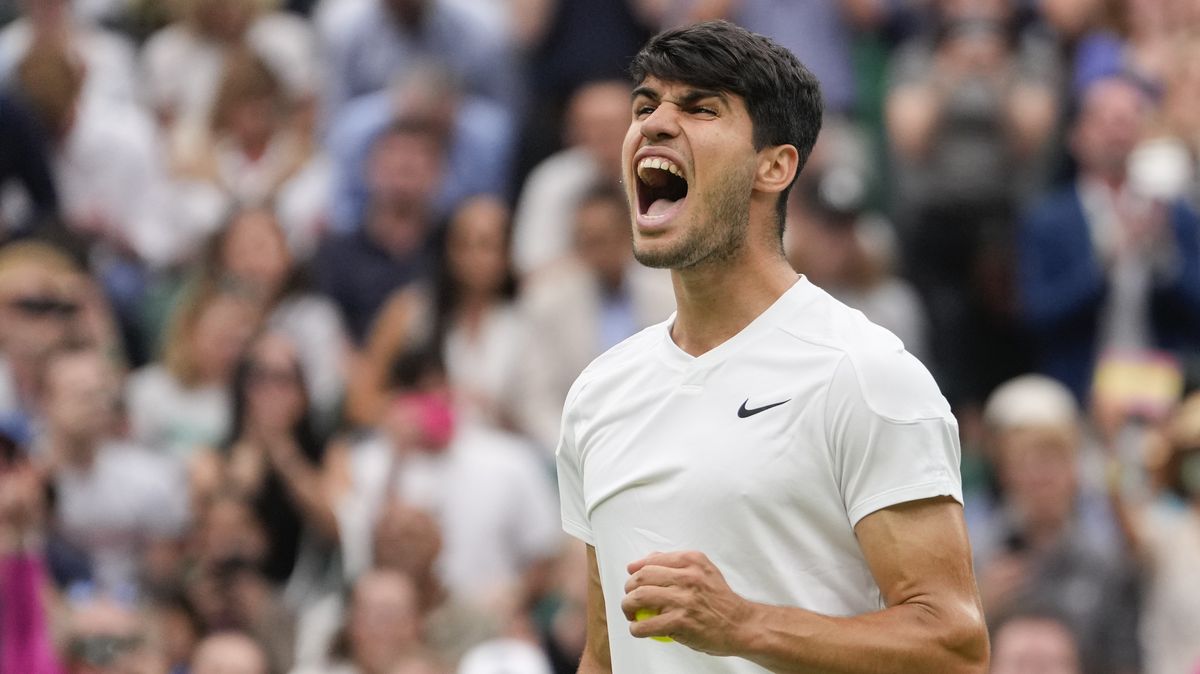 Úřadující šampion Alcaraz postoupil ve Wimbledonu do čtvrtfinále