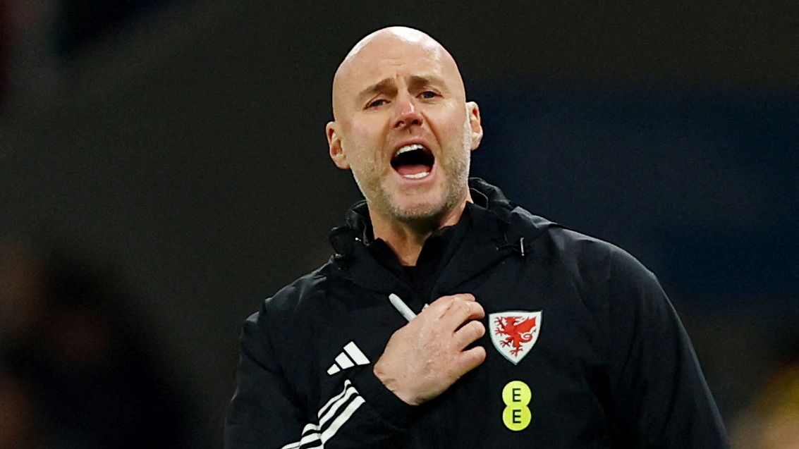 Vedení velšského fotbalu navzdory platné smlouvě odvolalo reprezentačního kouče