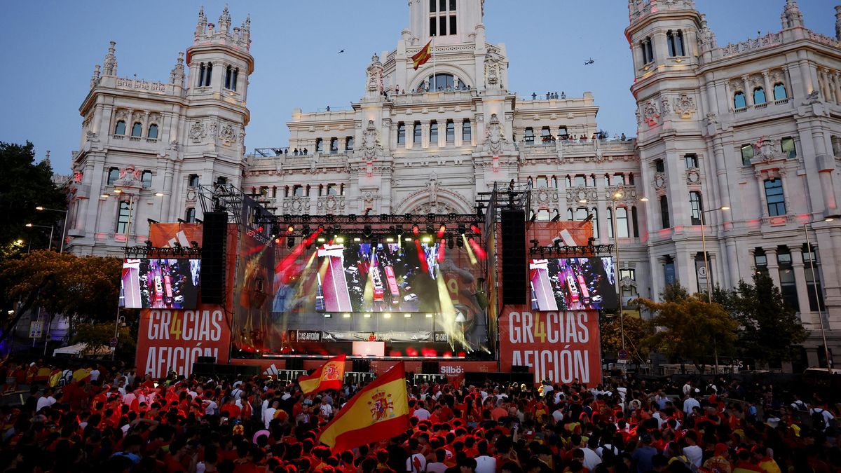 ŽIVĚ: Španělsko slaví, fotbalisty přijal král, pak vyrazili na oslavnou jízdu Madridem