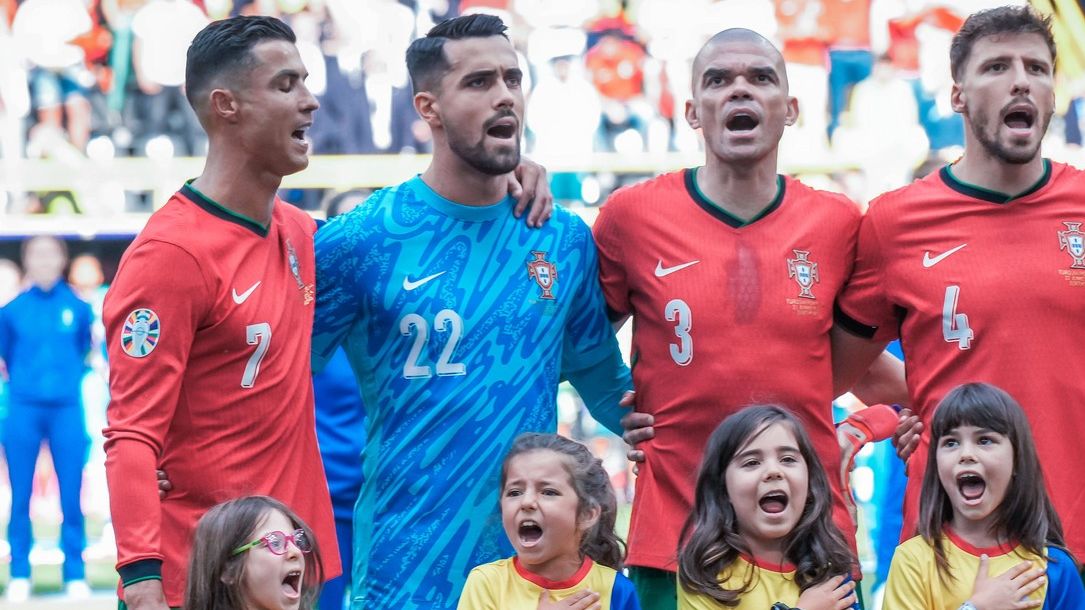 Proč Ronaldo stojí při hymně bokem od spoluhráčů? ptají se fanoušci. Důvodem je symbol