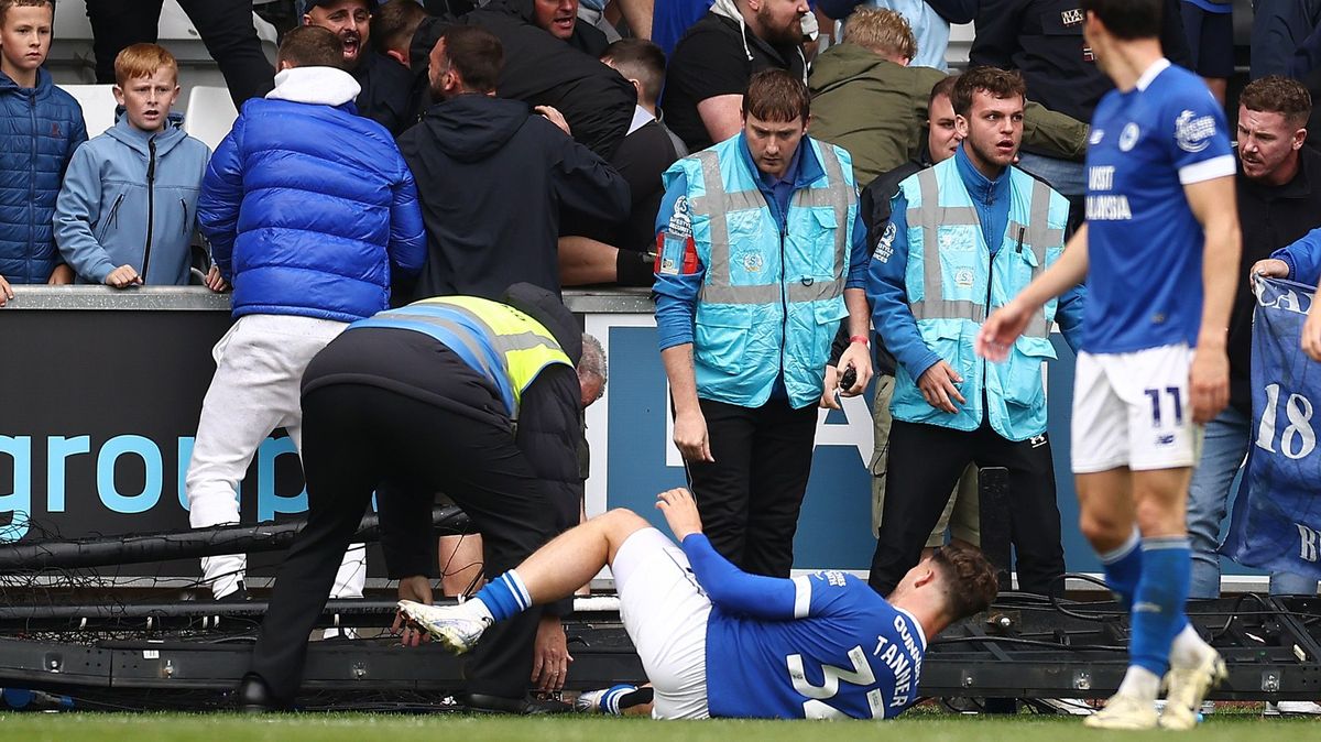 Další incident na Ostrovech. Pobláznění fanoušci pořezali slavícímu fotbalistovi nohu