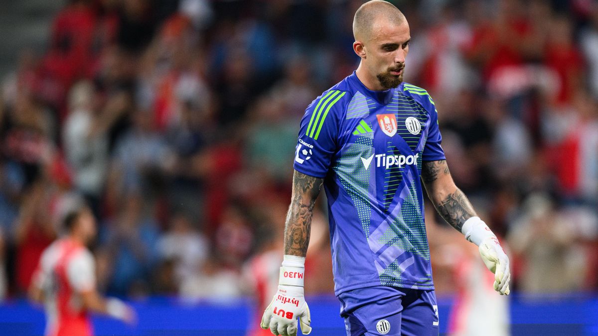 Míč jako horký brambor. Janáček měl ale i dobré zákroky, bránil Lerch chybujícího brankáře Dynama