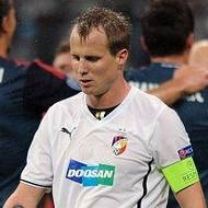 Plzeňský obránce David Limberský po třetím inkasovaném gólu během utkání základní skupiny Ligy mistrů s Bayernem Mnichov.