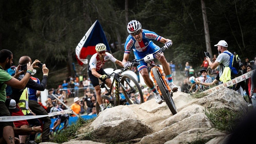 Světový pohár bikerů vyhráli Hatherley a Kellerová