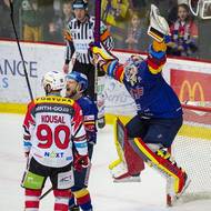 Brankář Českých Budějovic Dominik Hrachovina se raduje z vítězství. 