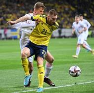 Český reprezentant David Zima a Švéd Dejan Kulusevski v akci během souboje v play off o postup na fotbalové MS 2022.