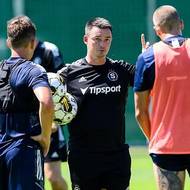 Asistent trenéra Thomas Nörgaard mluví k hráčům během prvního tréninku Sparty v letní přípravě.