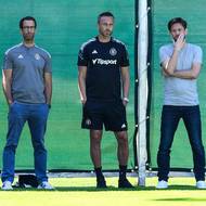 Ondřej Kasík, Tomáš Sivok a Tomáš Rosický sledují trénink Sparty na Strahově.