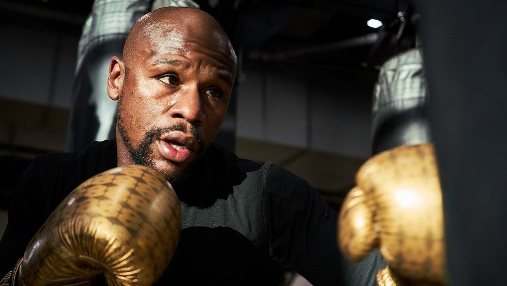 Nestárnoucí Mayweather znovu v akci. Narazí na vnuka mafiánského bosse odsouzeného na doživotí