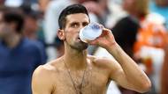 Djokovičova podezřelá inhalace ve Wimbledonu. Čím si během zápasu pomáhá?