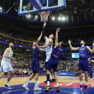 Jan Veselý se snaží zakončit v duelu se Srbskem.