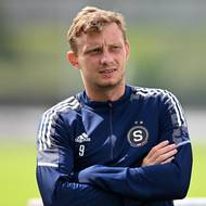 Ladislav Krejčí starší ze Sparty Praha sleduje utkání s Opavou.