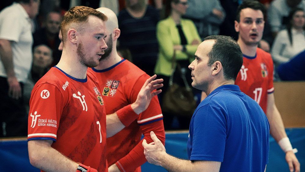Se španělskou angličtinou občas klukům pomáhám, směje se Piroch na adresu kouče