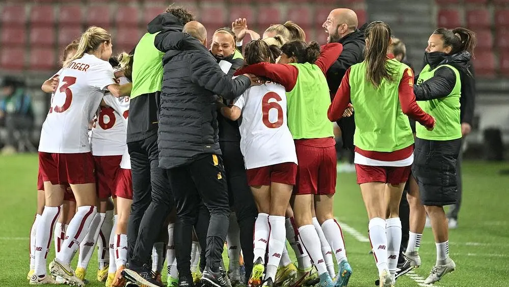 スパルタ As ローマ 1 2 スラビアのサッカー選手は Lm のプレーオフの開始時にアイスランドで勝利し スパルタは負けました Nipponese