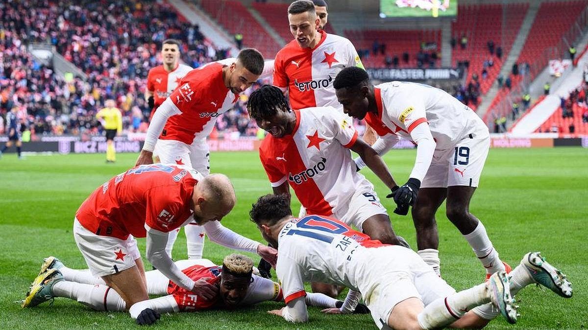 Drama, Sparta těží z bezradnosti lídrů. Největším favoritem zůstává Slavia, stojí si expert za svým