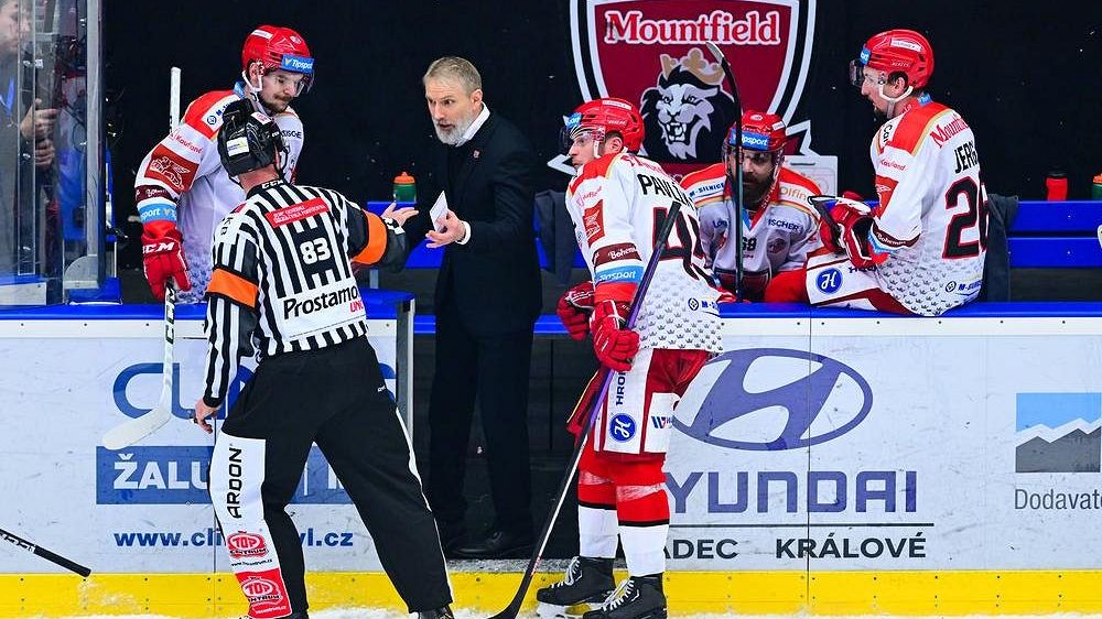 Fanoušci nechápali, ruka šla nahoru a hned dolů. I rozhodčí má právo na chyby, uznal Martinec