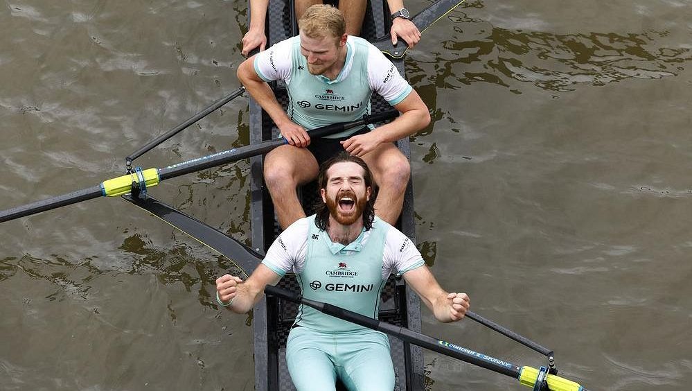 Tradiční závod osmiveslic na Temži ovládly posádky Cambridge