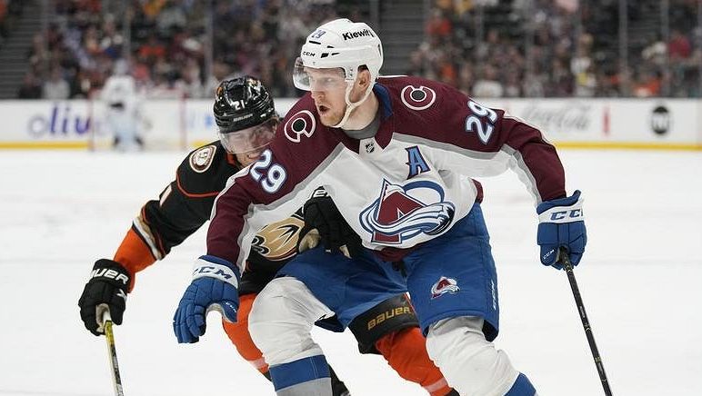 Hvězdou týdne v NHL byl vyhlášen útočník Colorada MacKinnon