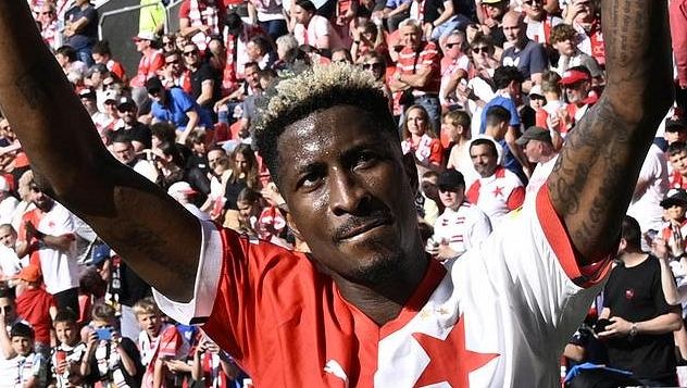 Slavia se loučila s Olayinkou, který dostal vlastní pohár. Sešívaní zatím marně hledají náhradu