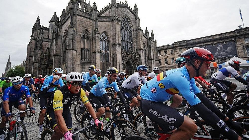 Skandál na mistrovství světa v cyklistice. Protestující aktivisté zatarasili silnici a závod musel být zastaven