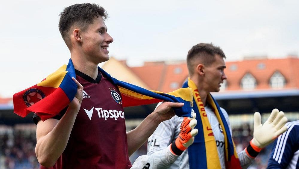 Ocenění pro Vitíka! Ajax prodal stopera do Arsenalu, vyhlédl si za něj sparťana