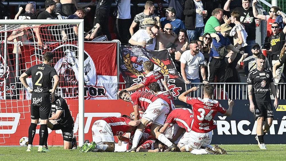 Historie se opakuje, Černý v derby opět skolil Hradec. Byl rozdílový, smekl před veteránem trenér soupeře