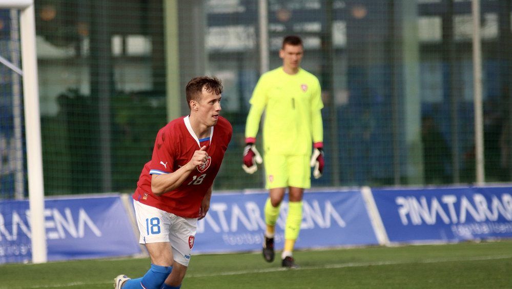 Mladý táta Vlčák. si teď užívá po boku mistrů. Skokan roku z jednadvacítky se ale těší do Slavie