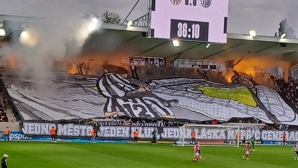 Hradec pokřtil nový stadion kanonádou. Budějovicím nadělil bůra