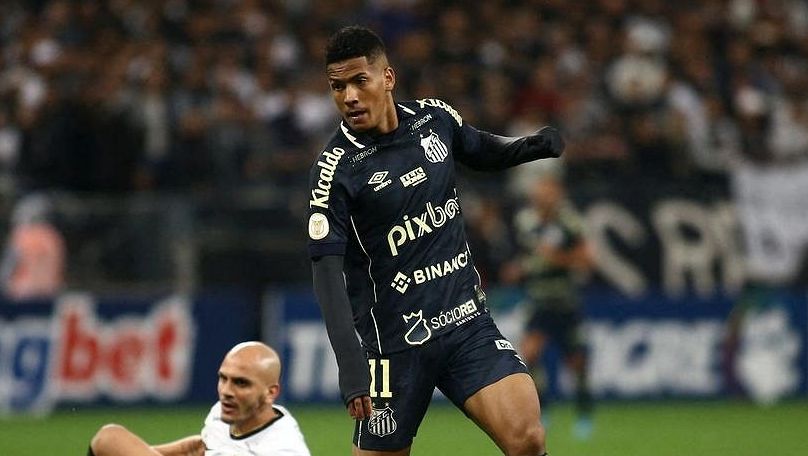 Chelsea za 15 milionů eur koupila osmnáctiletého záložníka Ángela ze Santosu