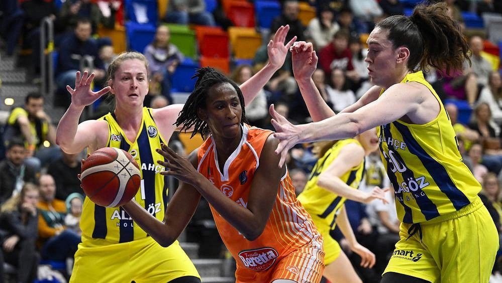 Basketbalistky Fenerbahce Istanbul porazily v semifinále Evropské ligy v Praze Schio