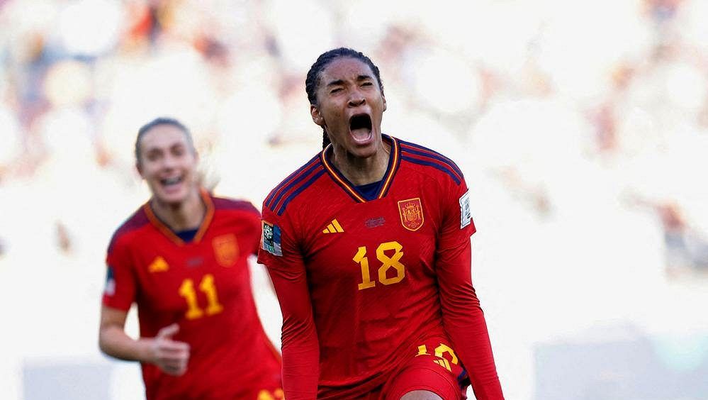 Spania – Nederland 2:1 etter ekstraomganger, de spanske fotballspillerne er i semifinalen i VM for første gang, en duell med Sverige venter dem