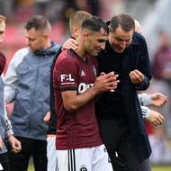 Trenér Sparty Brian Priske a záložník Qazim Laci. 