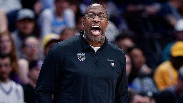 Brown ze Sacramenta vyhrál jako první jednomyslně anketu o kouče roku v NBA