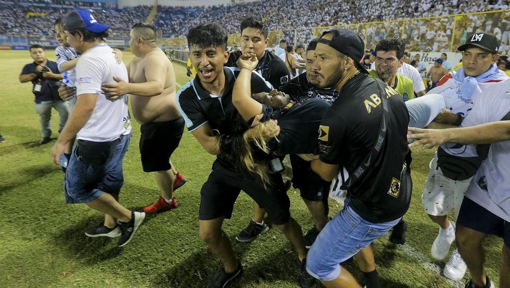 Obvinění z tragické tlačenice na fotbale v Salvadoru se dohodli s rodinami obětí