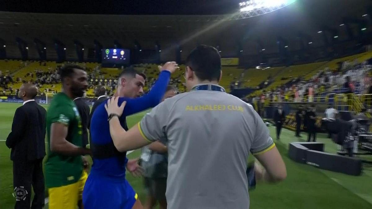 Dres ano, selfie ne! Frustrovaný Ronaldo se s dotěrným fotografem nemazal