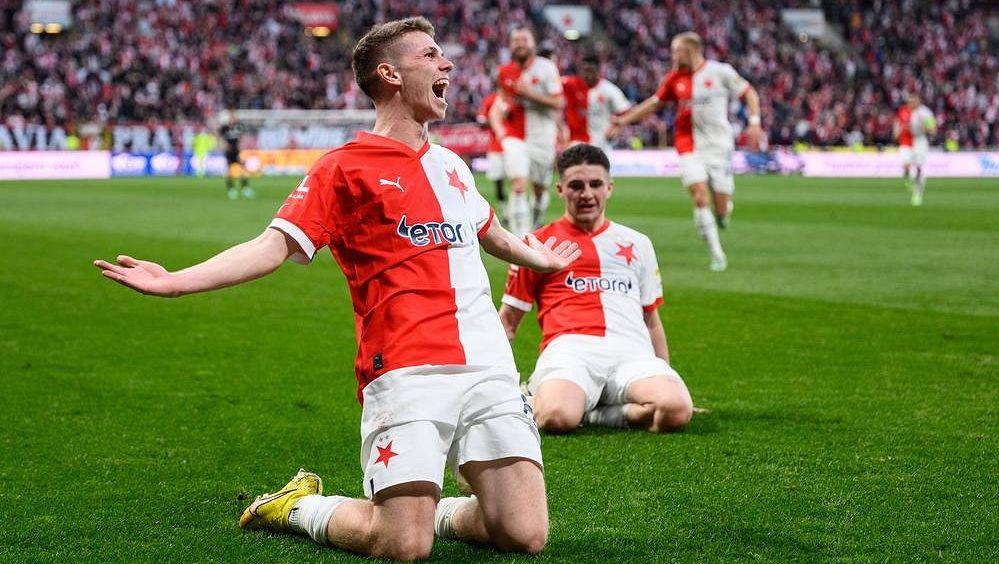 Slavia jednoznačně ovládla vršovické derby a jde do čela