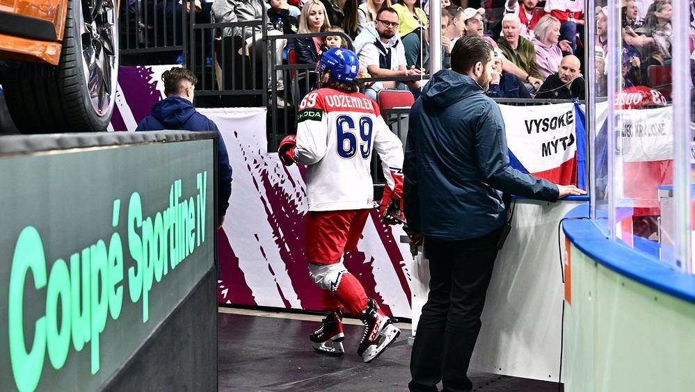 Nesmyslný faul, správné rozhodnutí sudích, hájí Špaček vyšší trest pro Voženílka. Hosták nesouhlasí