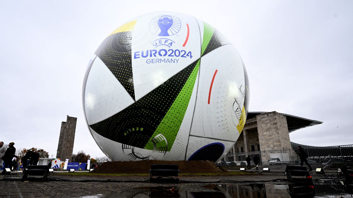 Němci představili v Berlíně míč pro Euro, jmenuje se Fotbalová láska