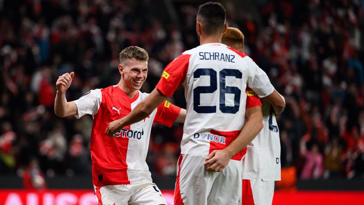 Douděra si zpíval během zápasu s fanoušky. V Evropě je to víc o fotbale, říká
