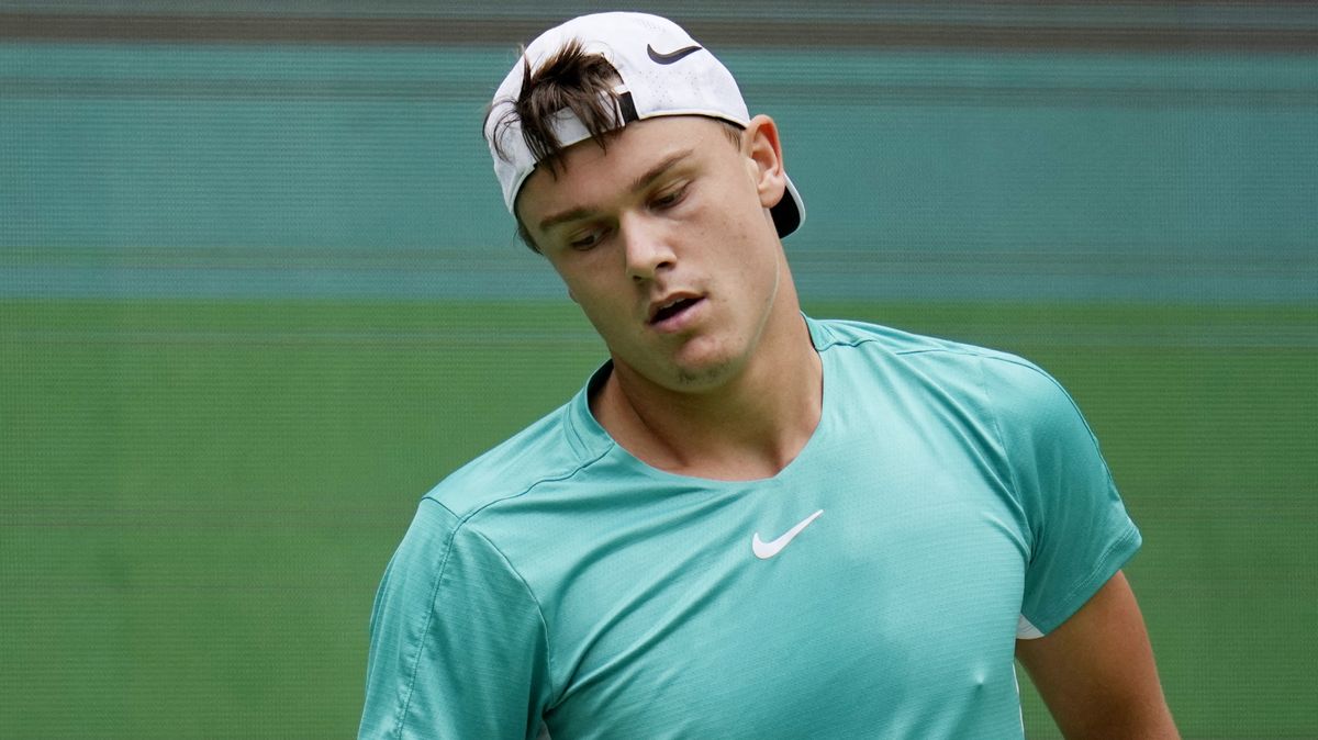 Osmý tenista světa randí s krásnou modelkou a je totálně z formy. Mentálně je mimo, zoufá si matka