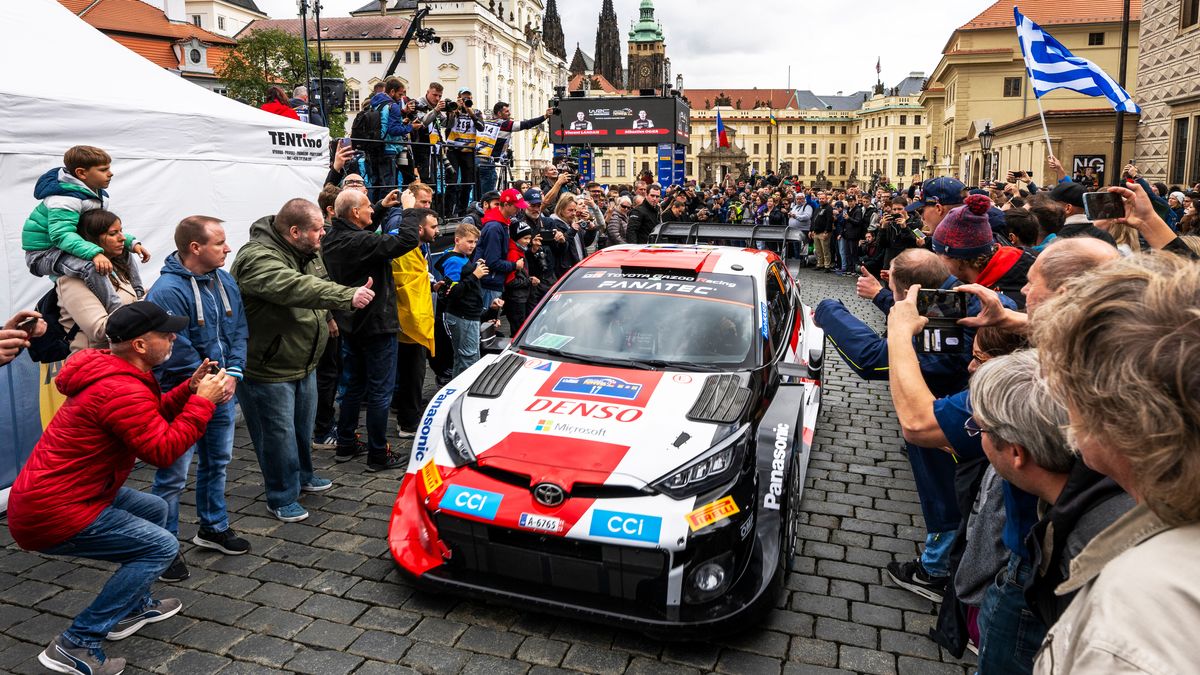Erzetu WRC v Praze vyhrál Tänak, jezdci se museli proplétat zácpou na Strakonické