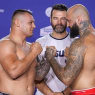 Staredown mezi Darkem Stošićem a Michalem Martínkem.